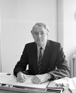 884430 Portret van dr. Frederik Ernst Riphagen (1941), medisch adjunct-directeur van de G.G. en G.D. (Jaarbeursplein) ...